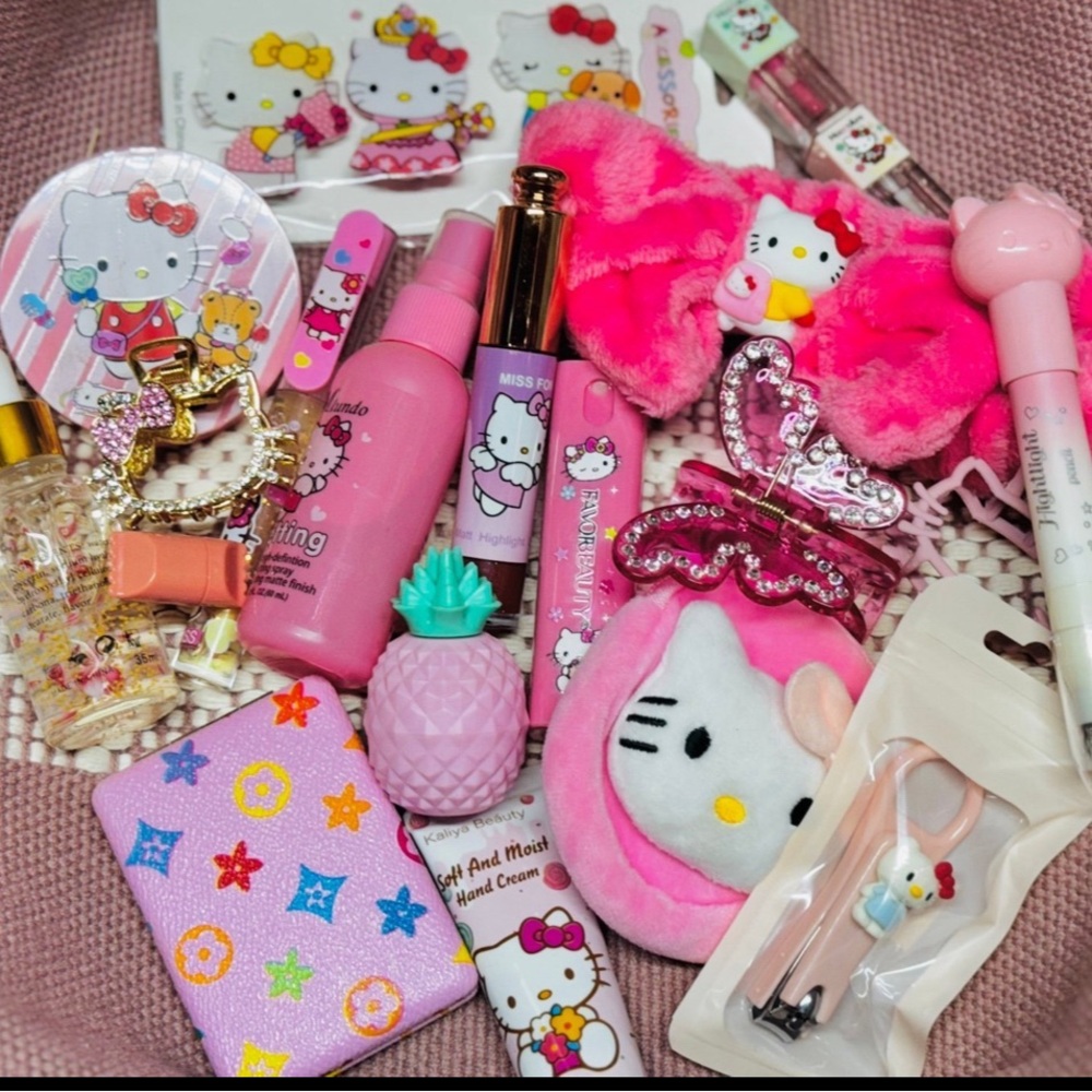 Hello Kitty Cosmetics ♥️ 18 piece New !